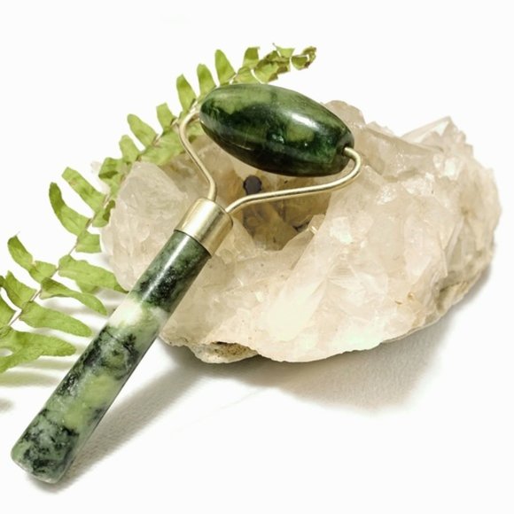 Sassy + Chic Other - NWT Sassy + Chic Jade Facial Roller